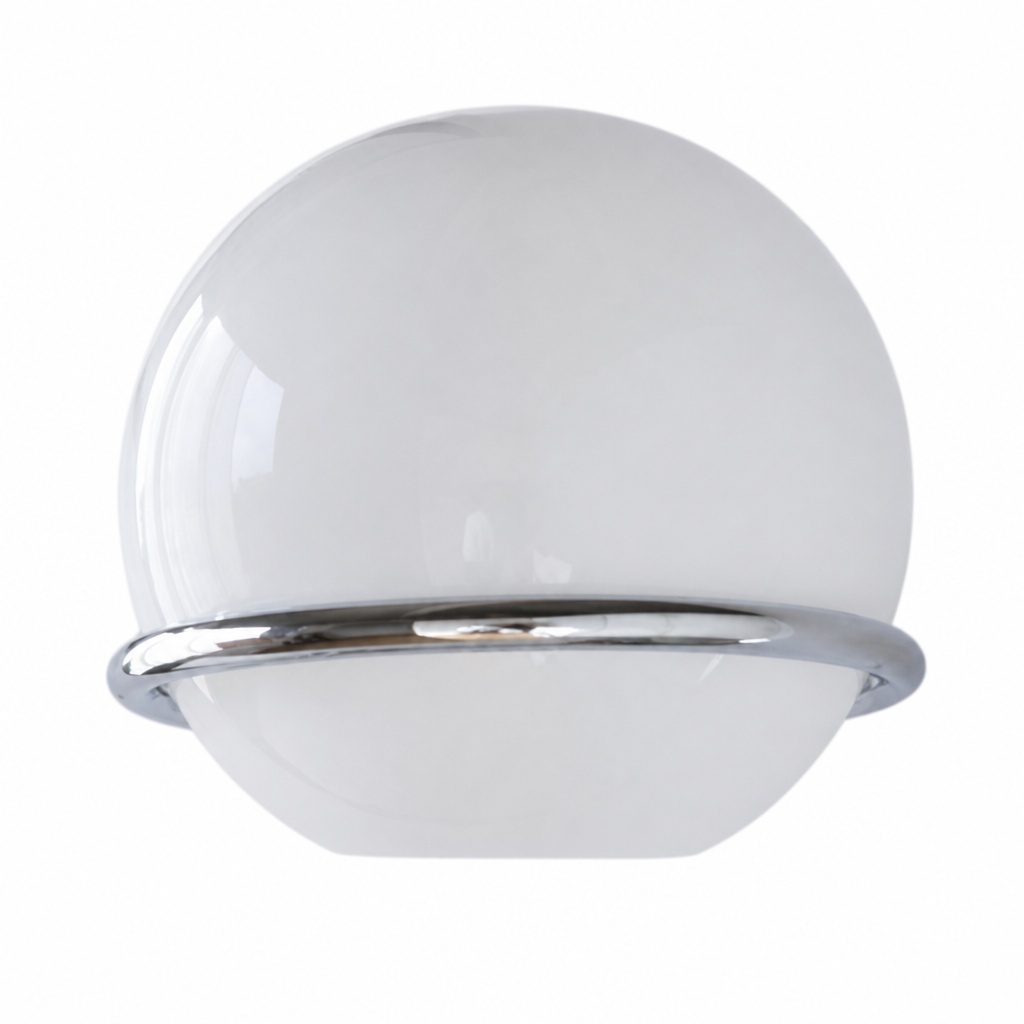 Nahaufnahme einer weißen Glaskugel und eines Chromrings