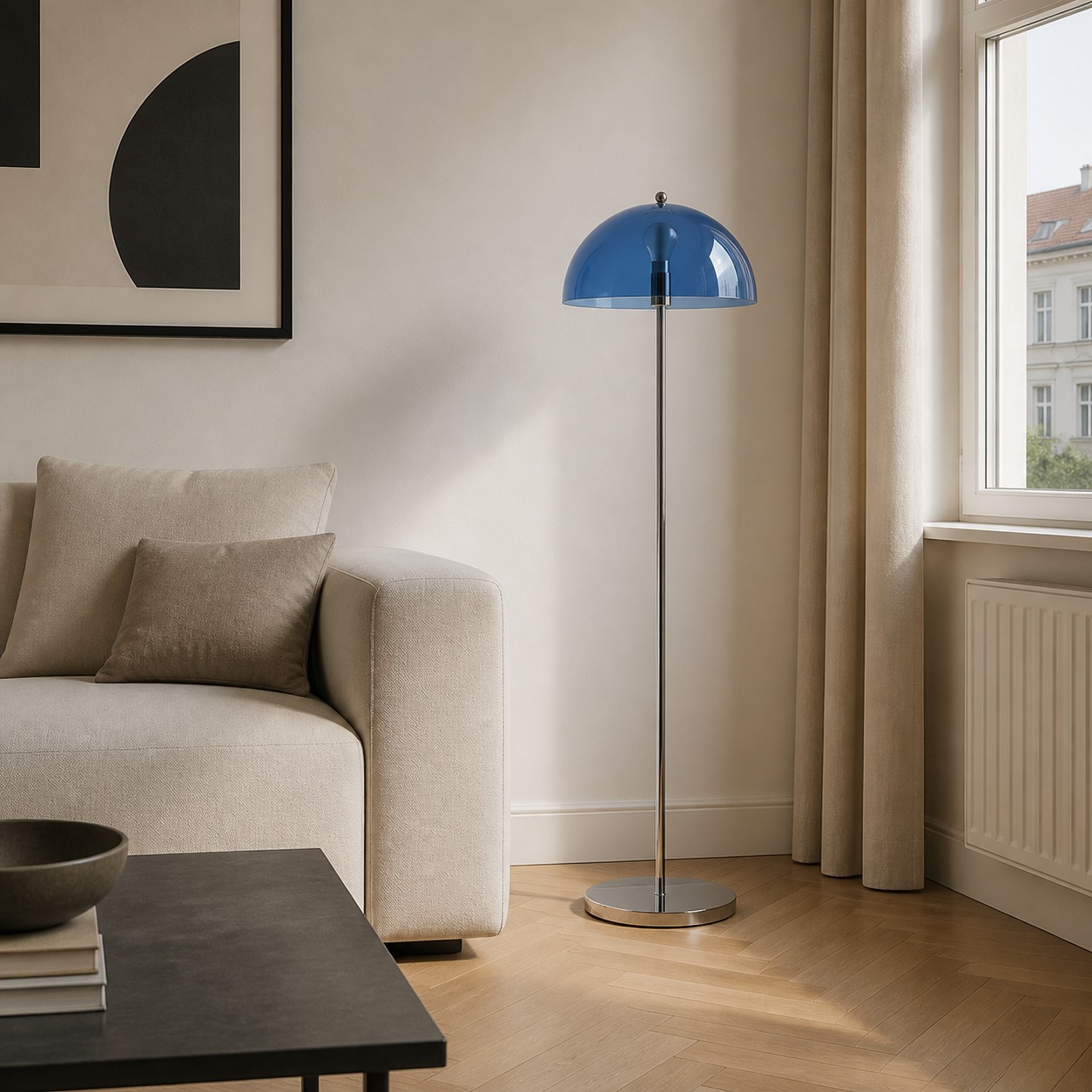 Lámpara de pie azul estilo Bauhaus en una sala de estar.