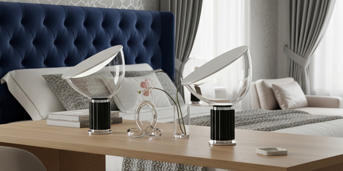 Dvě stolní lampy Cuvora Black na stole v ložnici